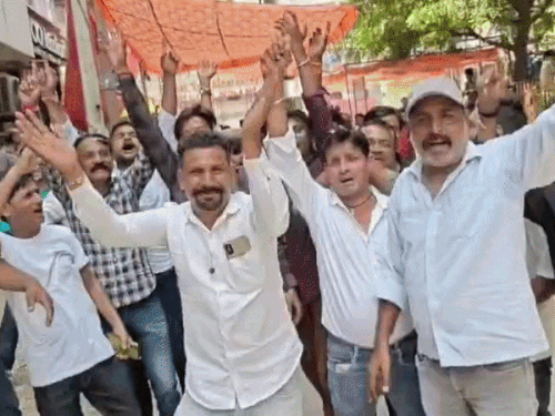 जीत के बाद जश्न मनाते पार्षद प्रत्याशी