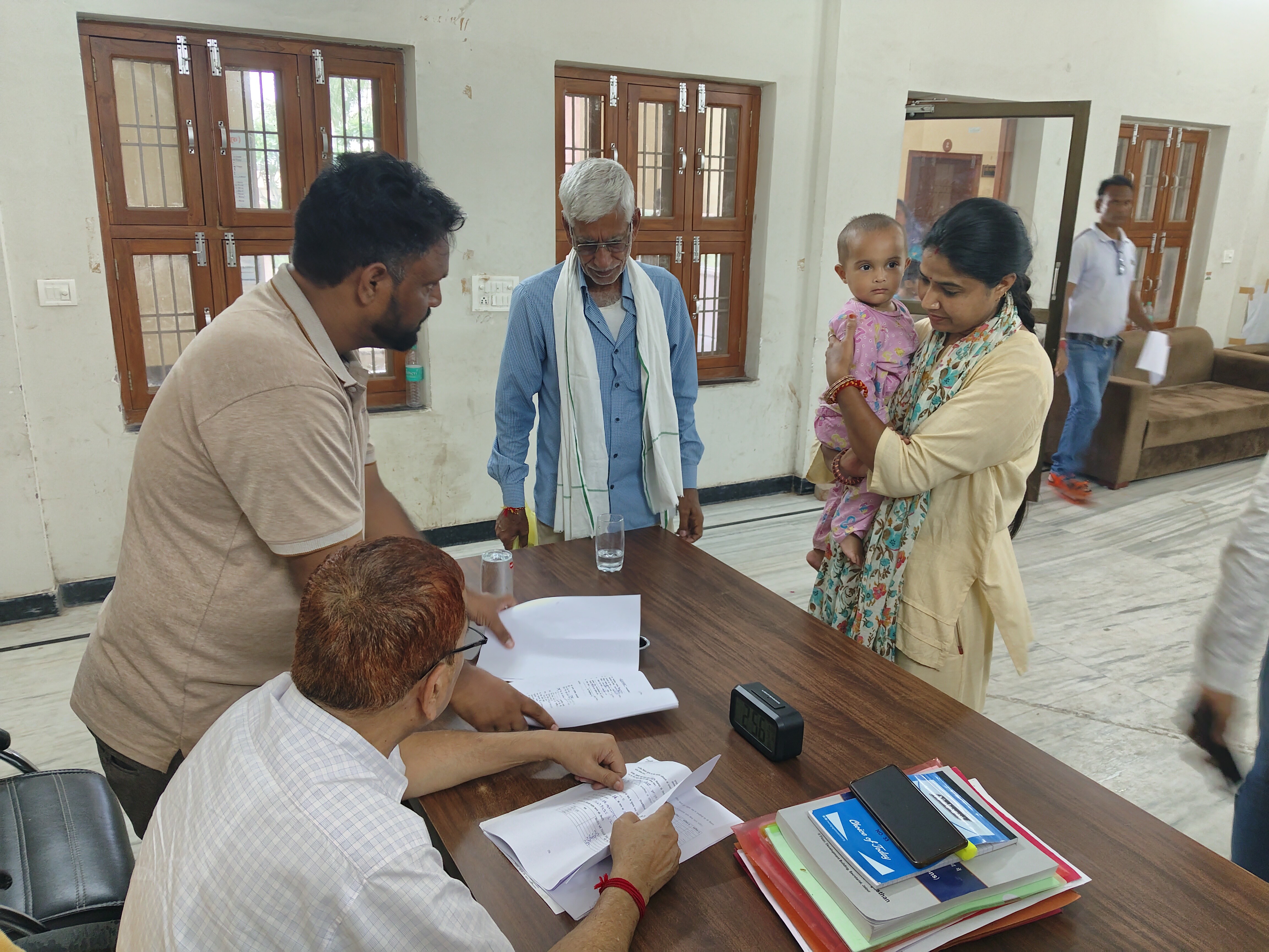 वार्ड 16 की रहने वाली अनामिका गोदारा 2.53 बजे फॉर्म जमा कराने पहुंची। अनामिका पार्षद नहीं है।