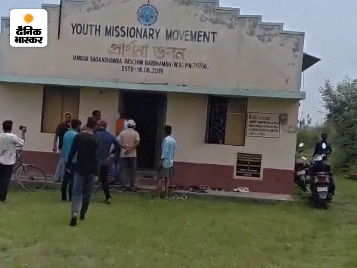 जामुरिया में प्रेयर के दौरान लोग चर्च में घुस गए। इसका वीडियो भी बनाया। उनका आरोप था कि यहां धर्मांतरण किया जा रहा है।