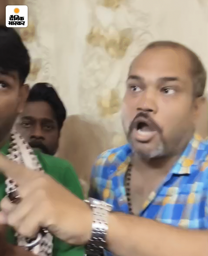 चेक शर्ट पहने ये शख्स उज्जवल मोदक हैं। उज्जवल पश्चिम बर्धवान जिले में सक्रिय हैं और हिंदूवादी संगठनों से जुड़े हैं।