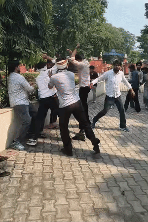 दो गुटों के छात्र और एक्स छात्र आपस में भिड़े।