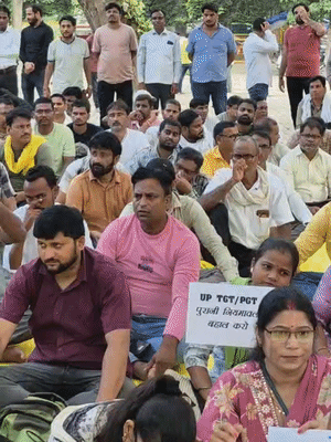 धरना स्थल पर अभ्यर्थियों का प्रदर्शन लगातार जारी है।