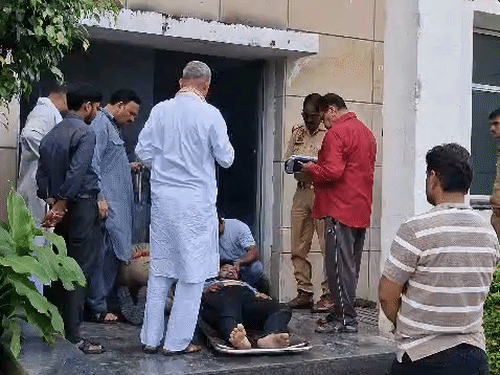 पुलिस ने पोस्टमार्टम के लिए शव का परीक्षण किया तो सिर में चोट और पैर में दांतों से काटने के निशान मिले थे।