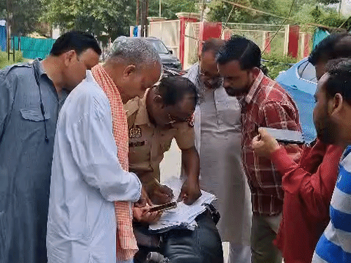 परवेज अली की मौत के बाद परिजनों से जानकारी लेती पुलिस।