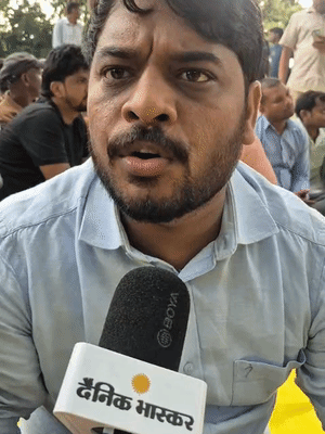 पिंटू यादव ने कहा कि प्रशासन ने छात्रों के खिलाफ एक तानाशाही और 'तुगलकी फरमान' जारी किया है।