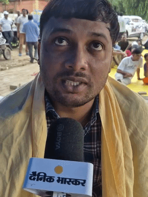 रोशन सरोज का कहना है कि सरकार पर तानाशाही का आरोप लगाया है।