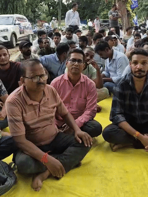 नई नियमावली से जारी की गई पीजीटी के विज्ञापन का छात्रों ने विरोध किया।