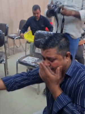 मां को सामने देखकर विशाल कुछ पल के लिए भौचक्का रह गया और रोने लगा।