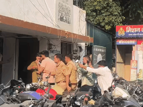 गोमती नगर विस्तार पुलिस आरोपी को गिरफ्तार कर थाने ले जाती हुई।