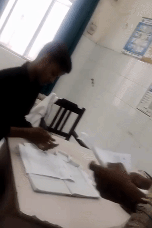 कई मरीजों ने पूछा कि दवा अंदर मिलेगी, तो ड्राइवर ने कहा कि बाहर जाइए।