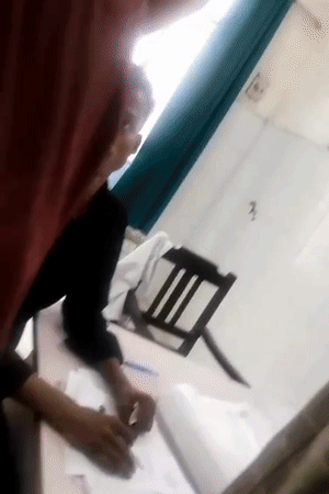 डॉ. रामकेश के ड्राइवर ने मरीजों से बीमारी पूछकर पर्चे पर दवा लिखी।
