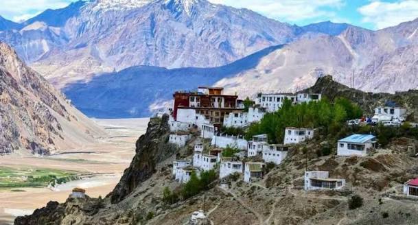 कुमिक गांव में कंजुर पांडुलिपियों सहित तिब्बती बौद्ध साहित्य की समृद्ध परंपरा भी रही है।