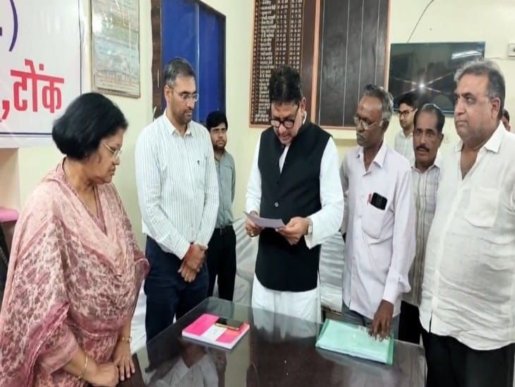 रिटर्निंग अधिकारी कार्यालय पर शपथ लेते मोइनुद्दीन निजाम।