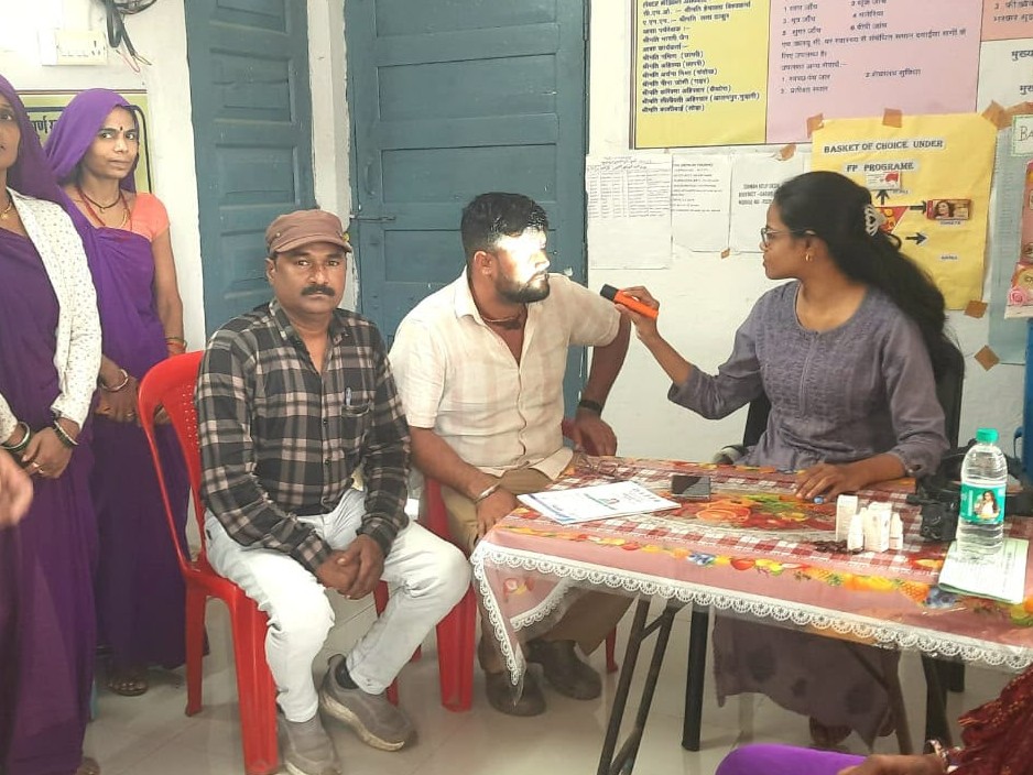 मरीजों की आंखों की जांच करते स्वास्थ्य कर्मी। - Dainik Bhaskar