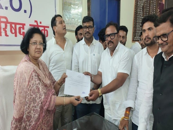 टोंक नगर परिषद के सभापति के लिए कांग्रेस की ओर से रिटर्निंग अधिकारी सीमा खेतान को नामांकन सौंपते मयंक गोयल।