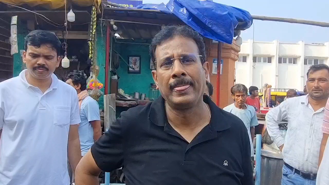 जानकारी देते नगर आयुक्त