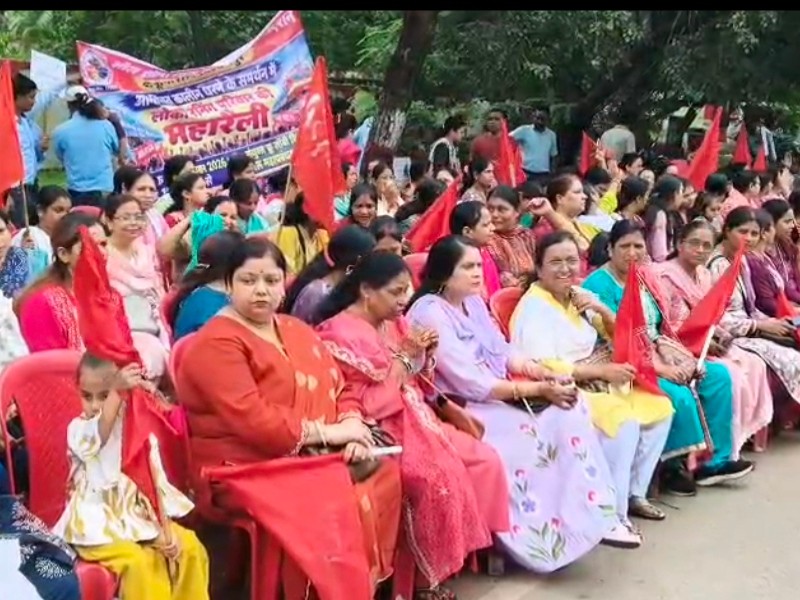 रैली निकालकर पहुंचे धरनास्थल, सीनियर डी को हटाने की मांग, भ्रष्टाचार-प्रताड़ना के लगाए आरोप|बिलासपुर (छत्तीसगढ़),Bilaspur (Chhattisgarh) - Dainik Bhaskar