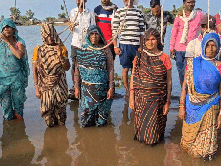 न्याय की मांग को लेकर गले में सांकेतिक फंदा डालकर प्रदर्शन करते आंदोलनकारी।