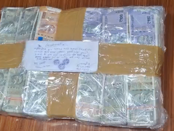 पुलिस ने लूट के 26 लाख रुपए बरामद किए हैं।