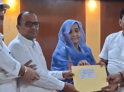आज कांग्रेस के 3 पार्षद नगर परिषद में निर्वाचन प्रमाण पत्र लेने पहुंचे। शहर कांग्रेस कमेटी के पदाधिकारी मौजूद रहे।