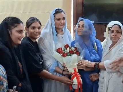 कांग्रेस की सभापति प्रत्याशी खतीजा बानो का सीकर नगर परिषद पहुंचने पर स्वागत किया गया।