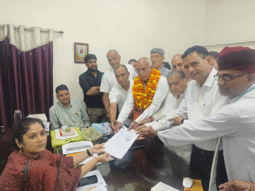 BJP की ओर से अध्यक्ष पद के प्रत्याशी रणजीत सिंह मंगावा ने नामांकन दाखिल किया।