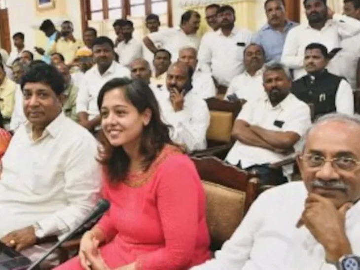 मामला सामने आने के बाद कांग्रेस विधायक की भतीजी डॉ. अंकिता को वाम्बे कॉलोनी स्थित नम्मा क्लीनिक से रिलीव कर दिया गया।
