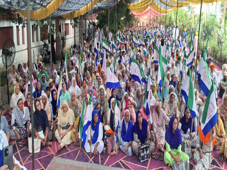 प्रदर्शन करती हुईं महिलाओं की फाइल फोटो।