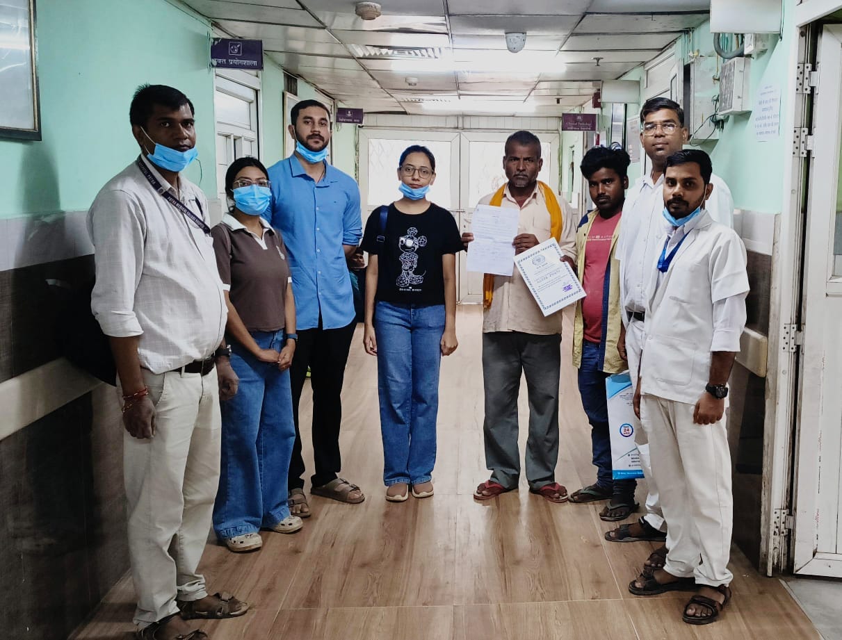 PMCH आई बैंक की टीम के साथ जितेंद्र महतो।