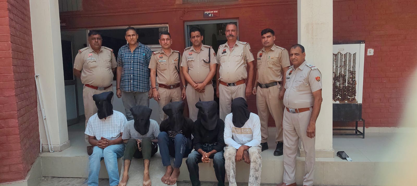 आदमपुर थाना पुलिस की गिरफ्त में पांचों आरोपी।