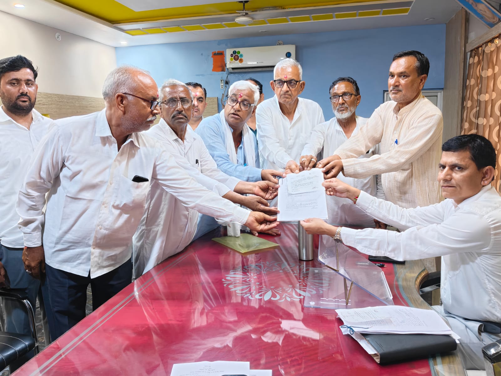 भाजपा के टिकट पर चुनाव जीते राकेश पुनिया ने भाजपा और निर्दलीय दो नामांकन दाखिल किए।