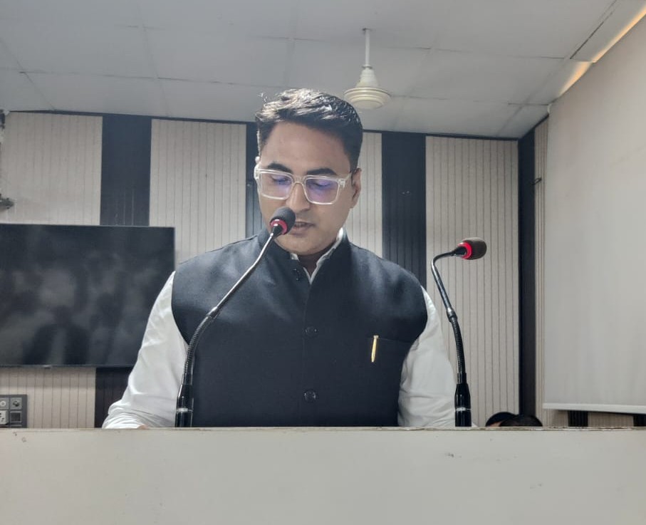 शपथ लेते प्रधान सौरभ यादव।