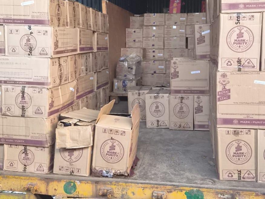 कंटेनर में लकड़ी के बॉक्स बनाकर छिपाई थीं 436 पेटियां; पकड़े जाने पर ड्राइवर ने खोला राज|सोनीपत,Sonipat - Dainik Bhaskar