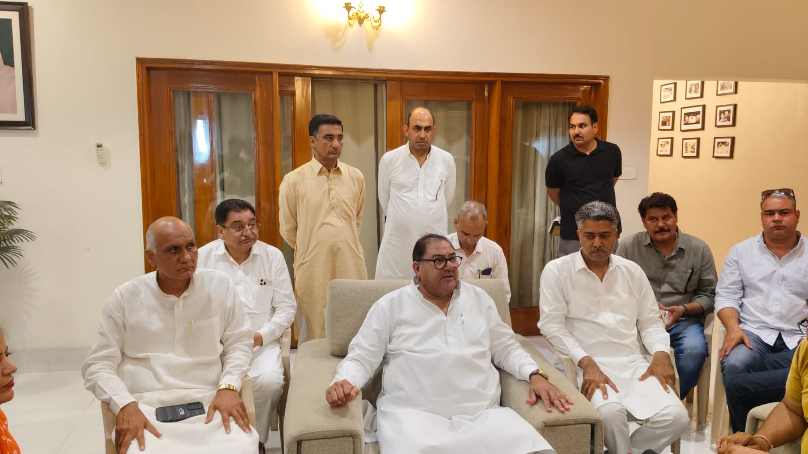 सिरसा इनेलो कार्यालय में मीडिया को जानकारी देते हुए अभय चौटाला व डबवाली विधायक व अन्य नेता