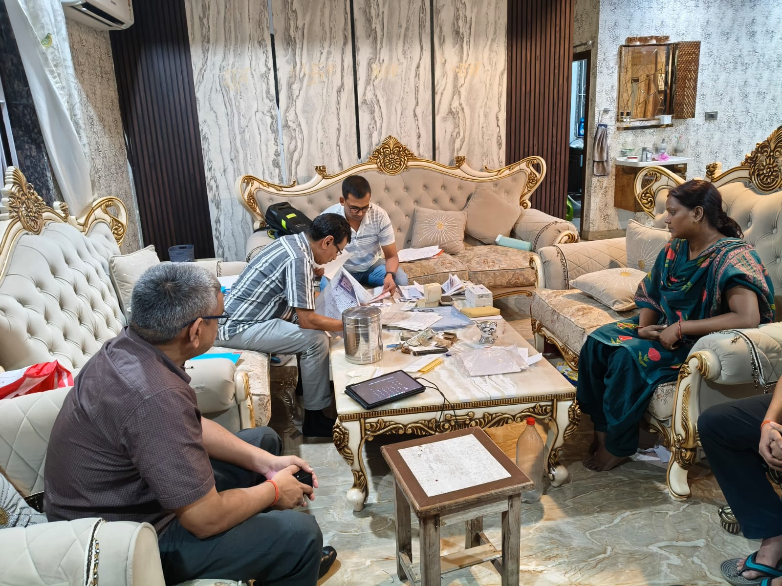 पटना में रेड के दौरान सुपरिटेंडेंट इंजीनियर सत्येंद्र कुमार चौधरी घर में ही मौजूद थे।