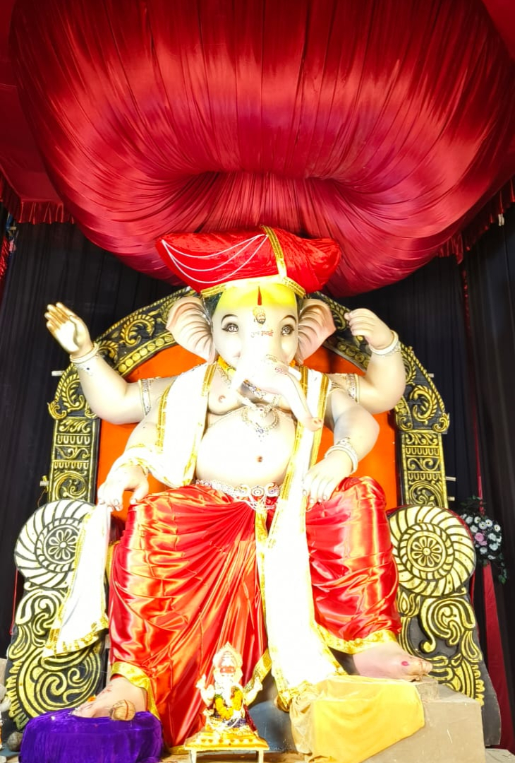 लालबाग के राजा की थीम पर भगवान गणेश की मूर्ति स्थापित की गई है।