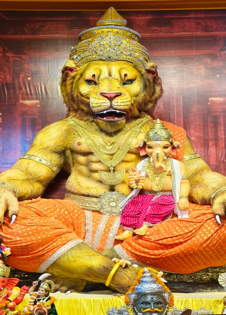 भगवान नरसिंह की गोद में बाल गणेश विराजमान हैं।