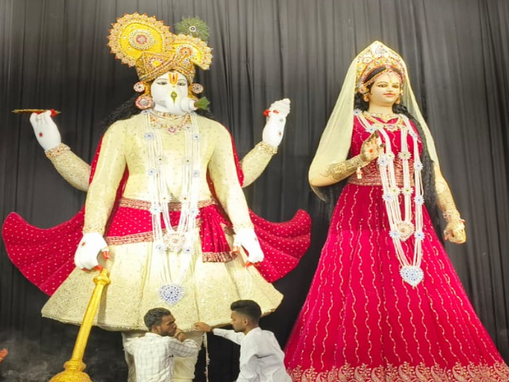 भगवान गणेश की मूर्ति रिद्धि-सिद्धि के विवाह प्रसंग पर आधारित है।