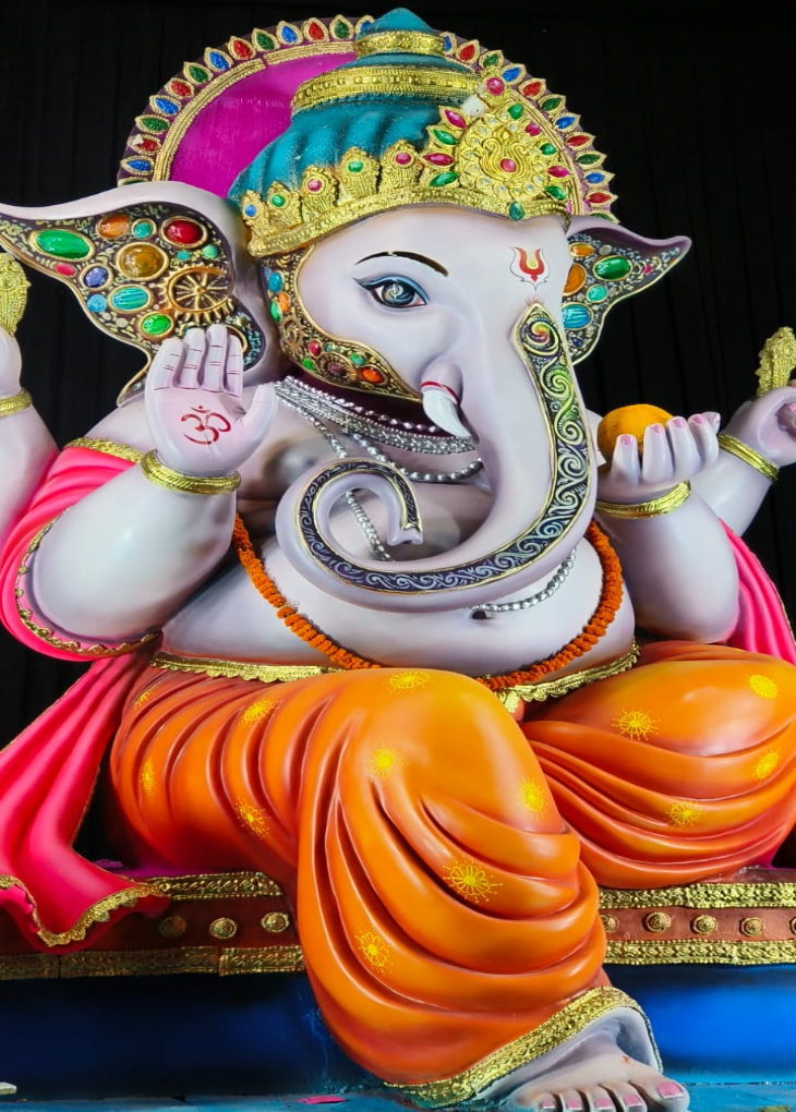 बप्पा के कान और मुकुट में नवरत्न लगाए गए हैं।