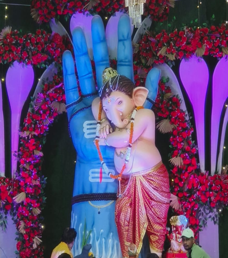 पंडरी कपड़ा मार्केट में भगवान गणेश की एक खूबसूरत मूर्ति रखी गई है।
