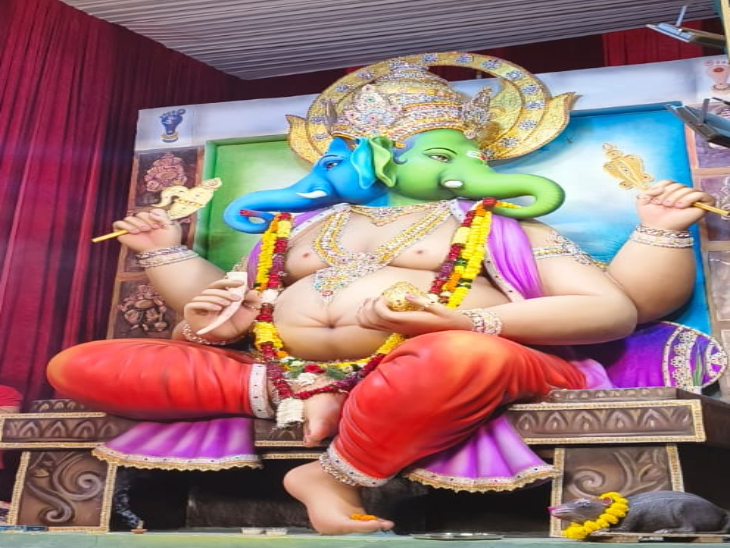 यह मूर्ति शिव-विष्णु स्वरूप की थीम पर आधारित है।