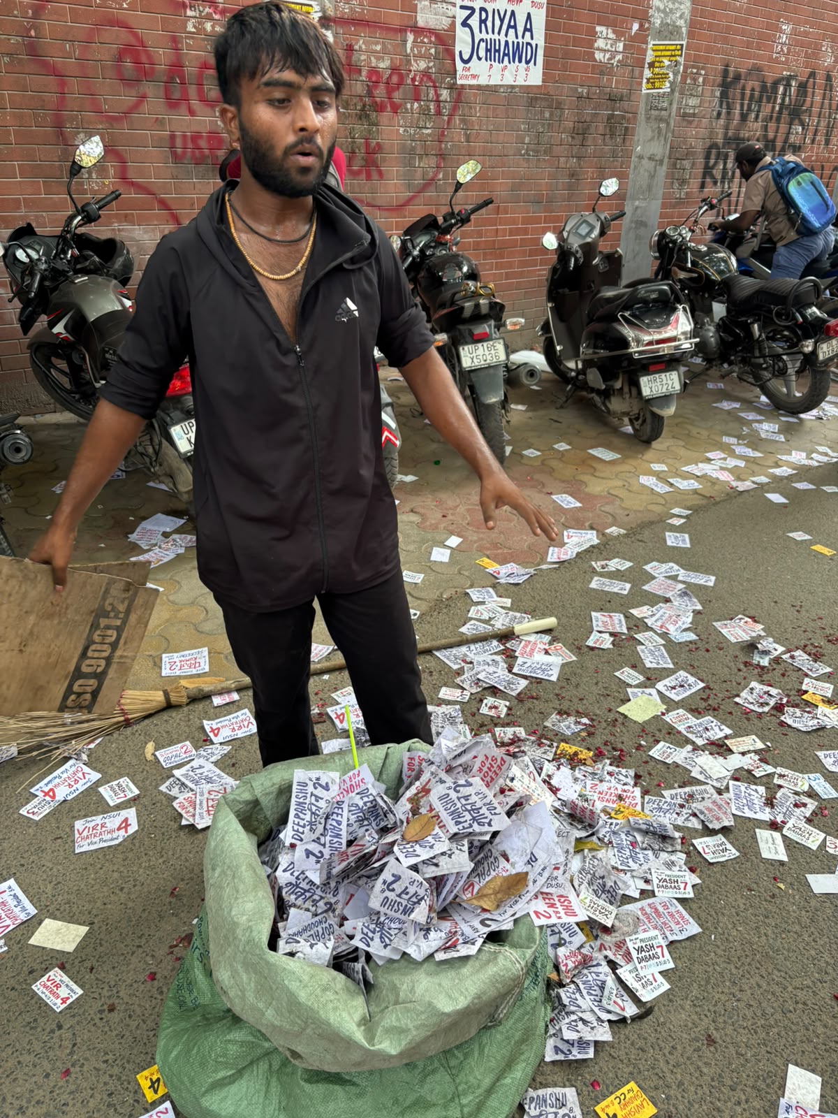 दिल्ली यूनिवर्सिटी में जगह-जगह प्रचार सामग्री सड़कों पर देखी जा सकती है।