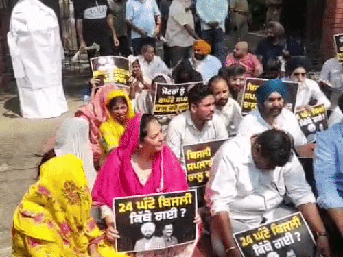 शक्ति सदन के बाहर अकाली दल का प्रदर्शन।