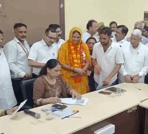 जसवंत कंवर ने पार्टी सिंबल से नामांकन दाखिल किया है।