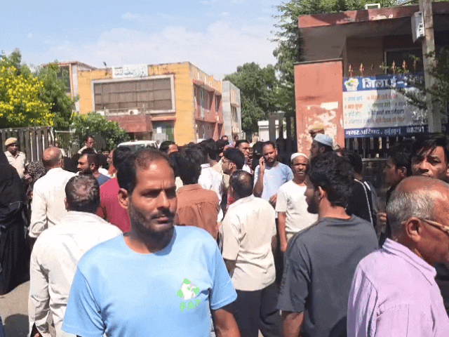 अब्दुल्लाह अगवान के समर्थन में अलसुबह लोग नगर परिषद में जमा हो गए