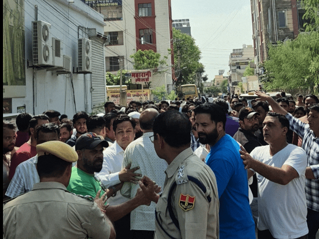सुरक्षा के चलते पुलिस द्वारा लोगो को परिषद से हटाया गया