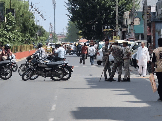 नगर परिषद के 100 मीटर दायरे में बैरीकेट लगाए गए और पुलिस बल जाप्ता तैनात किया गया, रोड नंबर एक छावनी जैसी नजर आने लगी