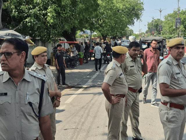 नगर परिषद के बाहर मौजूद पुलिस के आला अधिकारी