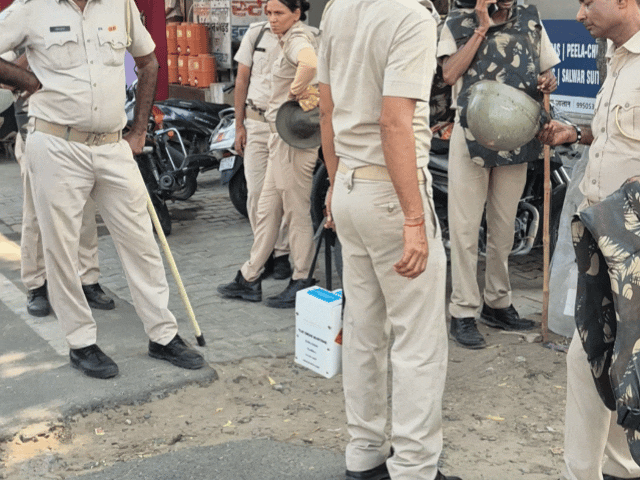पुलिस आंसू गैस गोले लेकर पहुंची