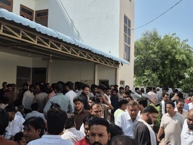 भीड़ नगर परिषद से हटकर मान नगर स्थित सांसद कार्यालय पहुंची